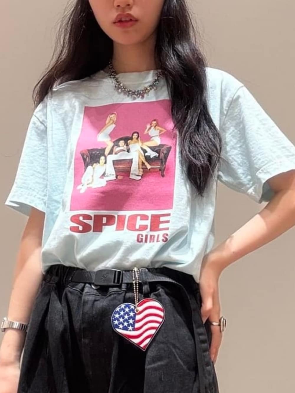 ブラック系のデニムパンツ、ブルー系のTシャツ/カットソーを着用したレディースの夏コーディネートの2枚目の写真