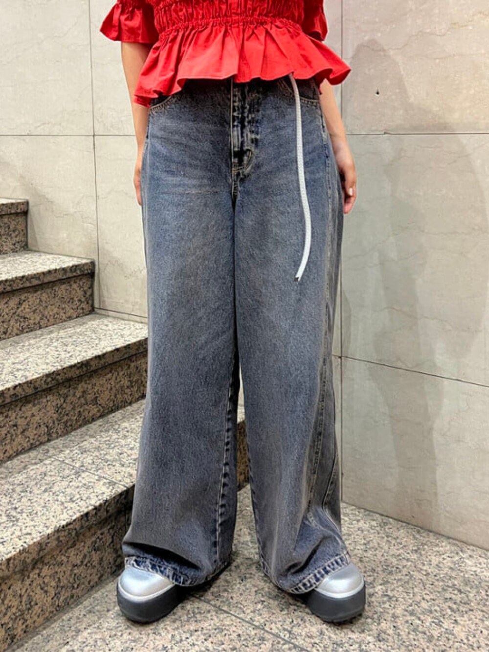 ブルー系のデニムパンツ、ホワイト系のキャミソール、レッド系のシャツ/ブラウスを着用したレディースの春コーディネートの4枚目の写真