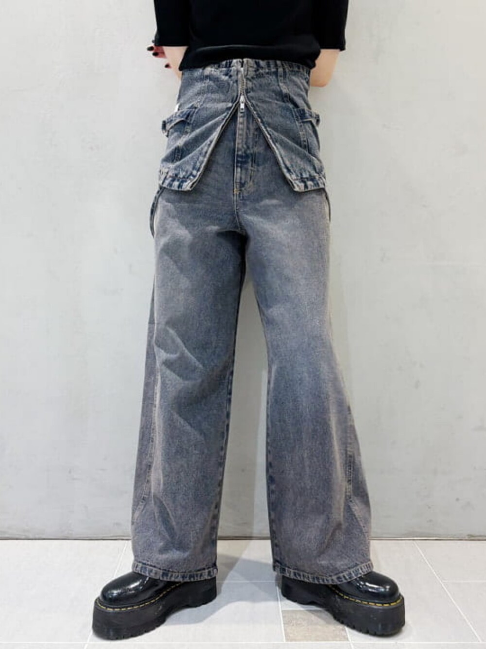 ブルー系のデニムパンツ、ブルー系のキャミソール、ブラック系のTシャツ/カットソーを着用したレディースの春コーディネートの4枚目の写真