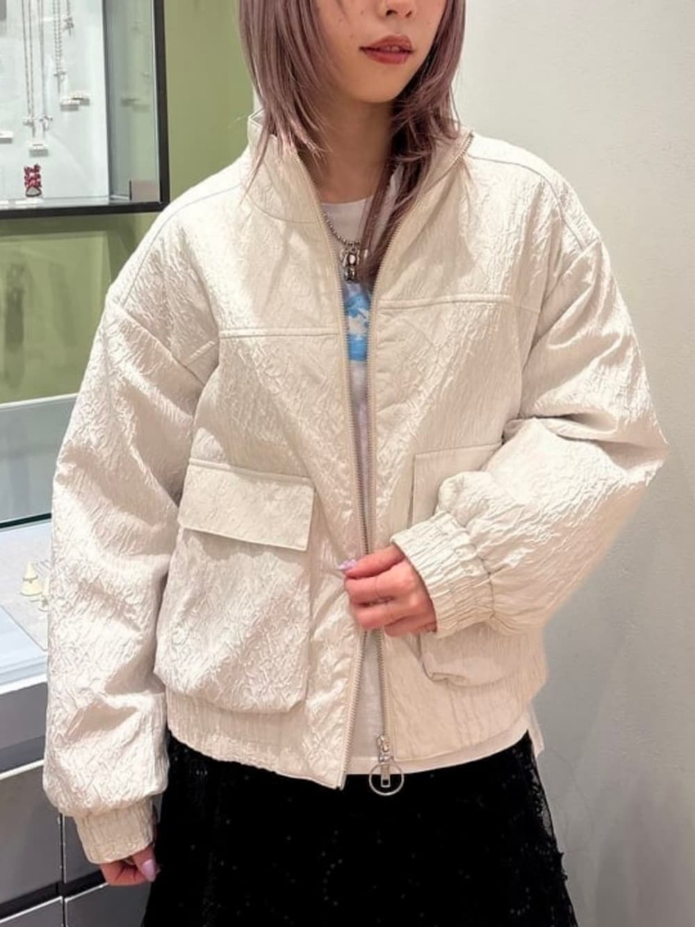 ホワイト系のブルゾンを着用したレディースの春コーディネートの2枚目の写真