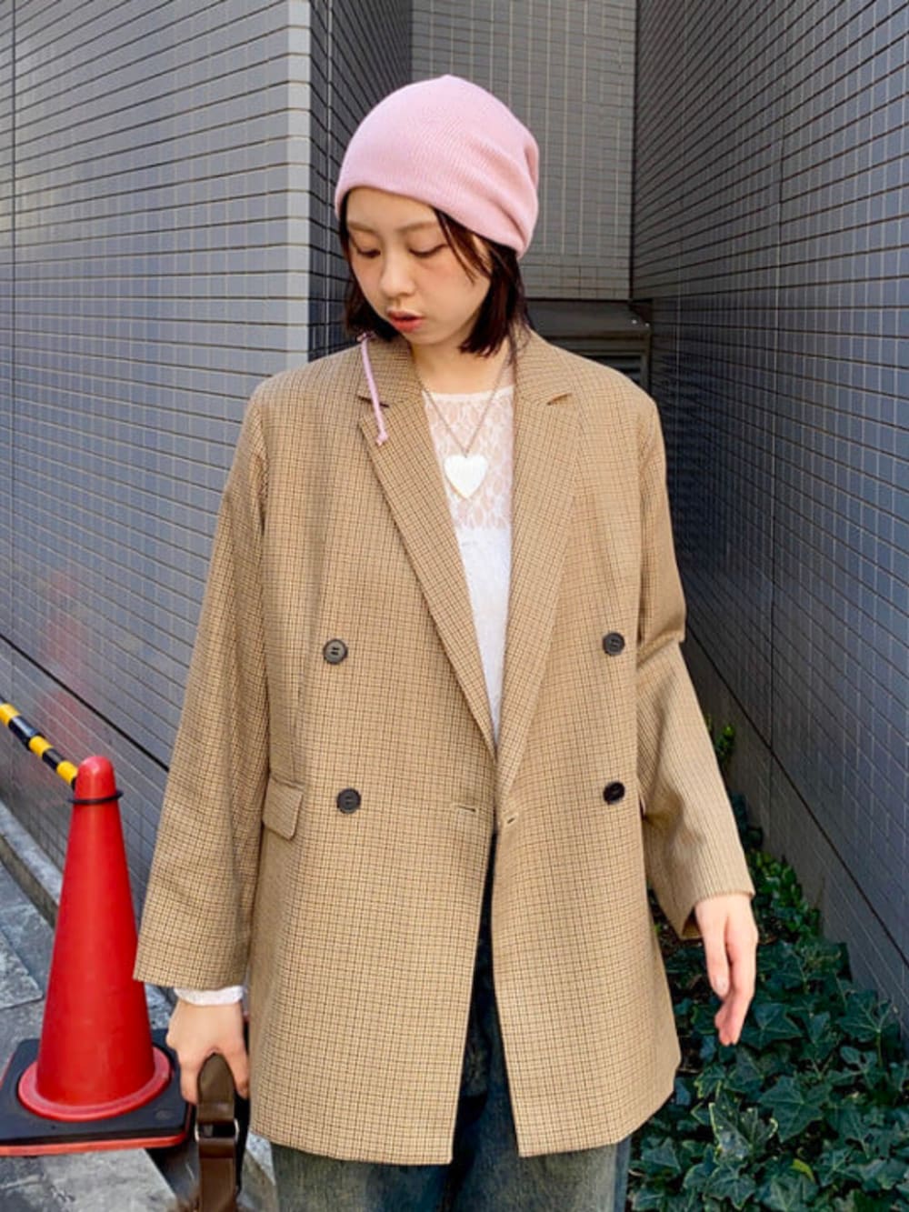 ホワイト系のTシャツ/カットソー、ブラウン系のトートバッグ、ブラウン系のテーラードジャケットを着用したレディースの秋コーディネートの3枚目の写真