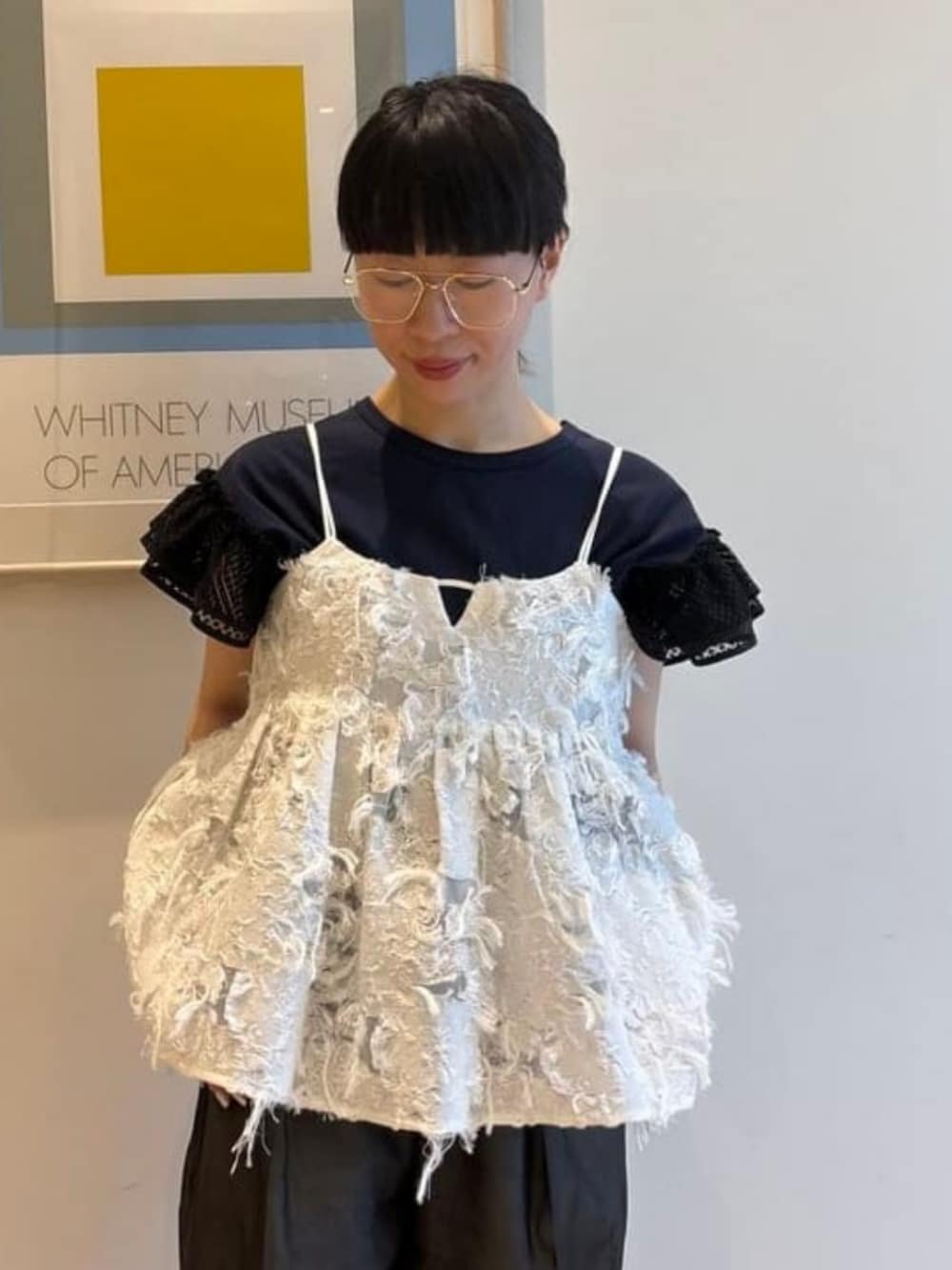 ホワイト系のキャミソール、ブルー系のTシャツ/カットソー、グレー系のその他パンツを着用したレディースの春コーディネートの2枚目の写真