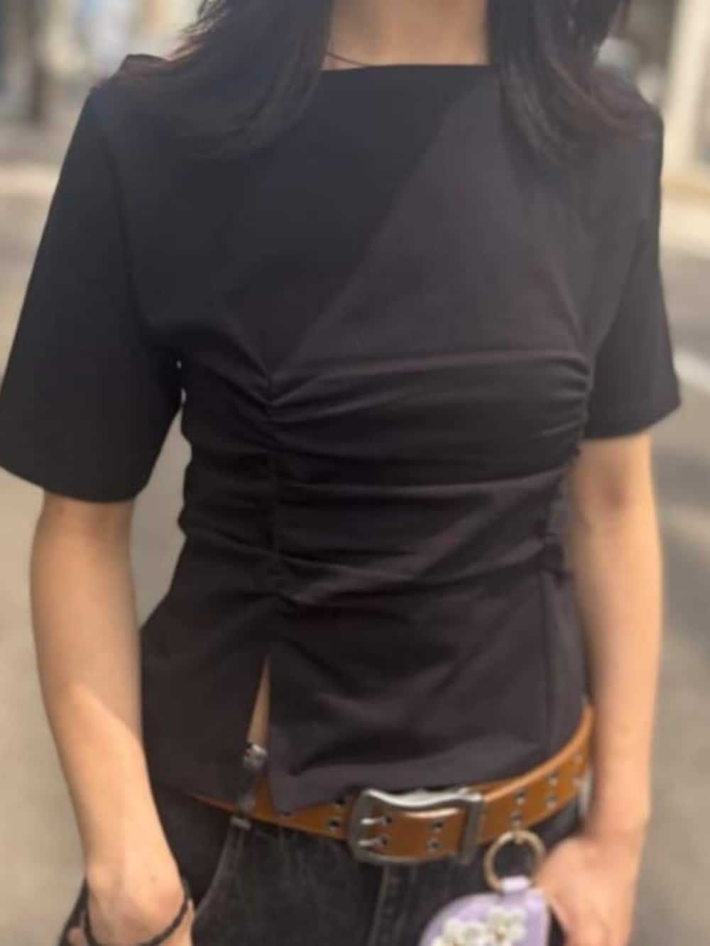 ブラック系のTシャツ/カットソー、ブラック系のその他パンツ、パープル系のポーチを着用したレディースの夏コーディネートの2枚目の写真