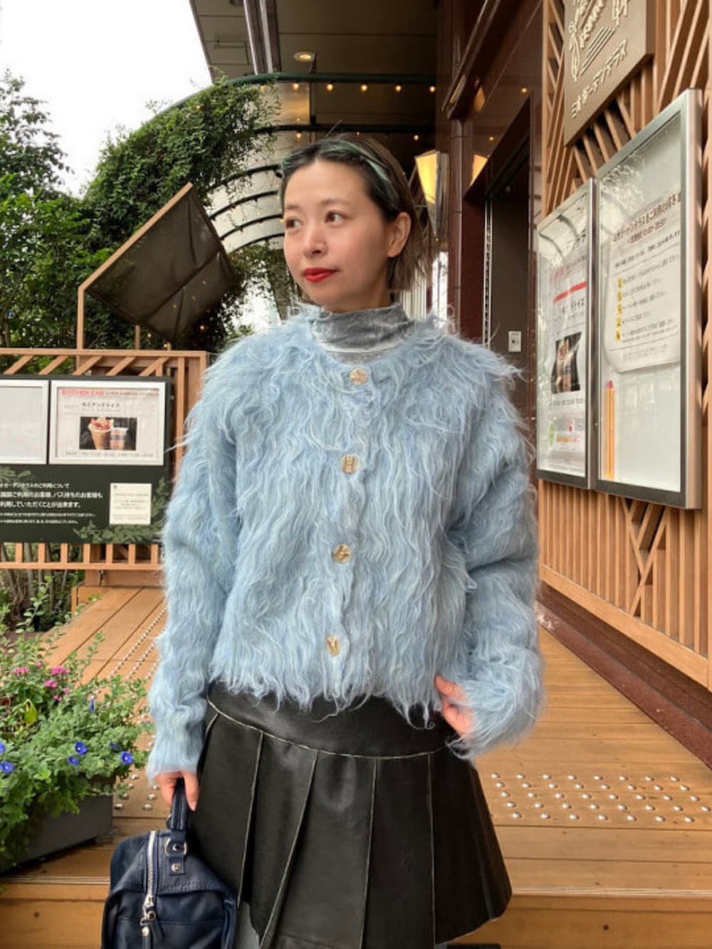 ブルー系のTシャツ/カットソー、ブルー系のカーディガン/ボレロ、ブルー系のトートバッグを着用したレディースの秋コーディネートの2枚目の写真