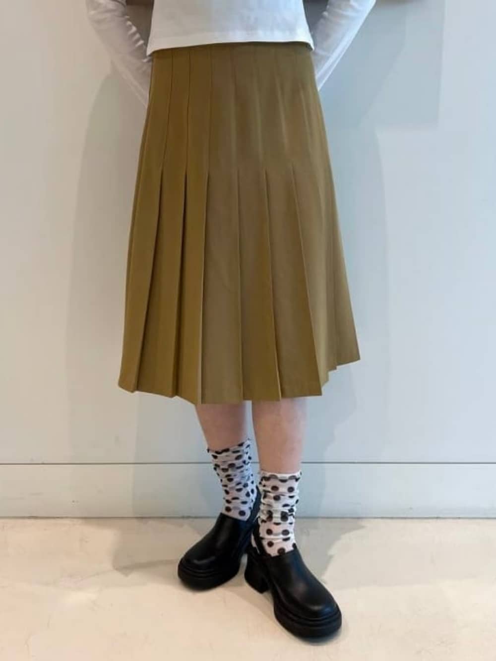 ブラック系のサンダル、グリーン系のスカート、グレー系のニットキャップ/ビーニーを着用したレディースの夏コーディネートの3枚目の写真