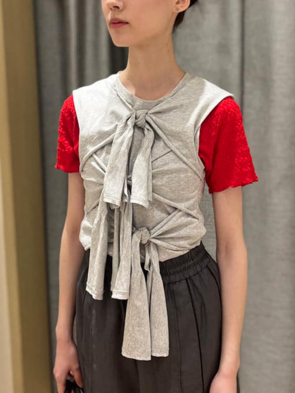 グレー系のその他パンツ、グレー系のTシャツ/カットソー、レッド系のTシャツ/カットソーを着用したレディースの夏コーディネートの3枚目の写真