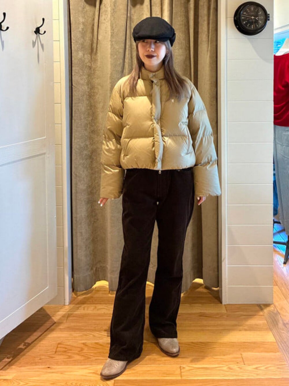 ベージュ系のダウンジャケット/コート、ブラウン系のその他パンツを着用したレディースの冬コーディネートの2枚目の写真
