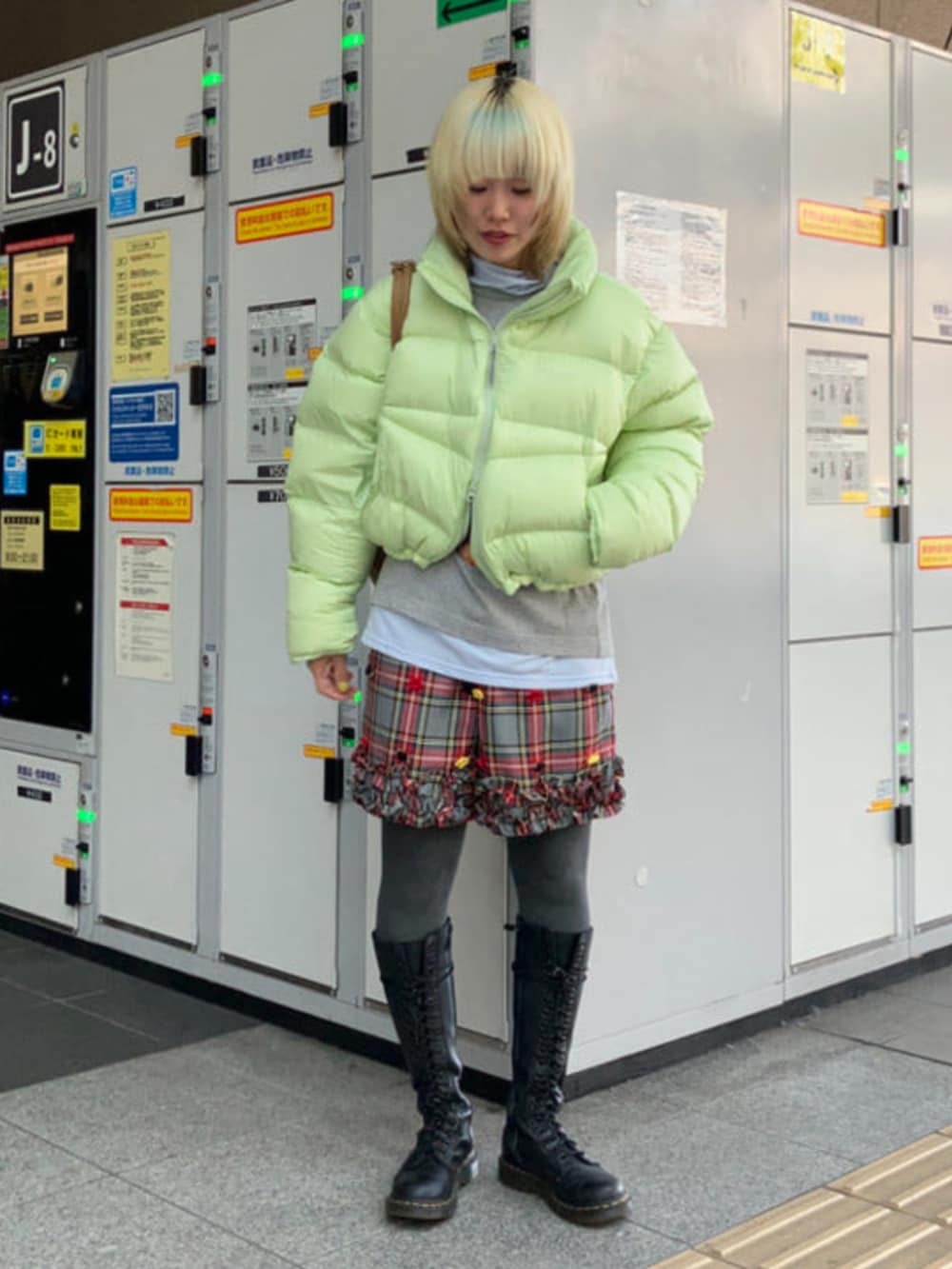 ベージュ系のボストンバッグ、グリーン系のダウンジャケット/コートを着用したレディースの冬コーディネートの2枚目の写真