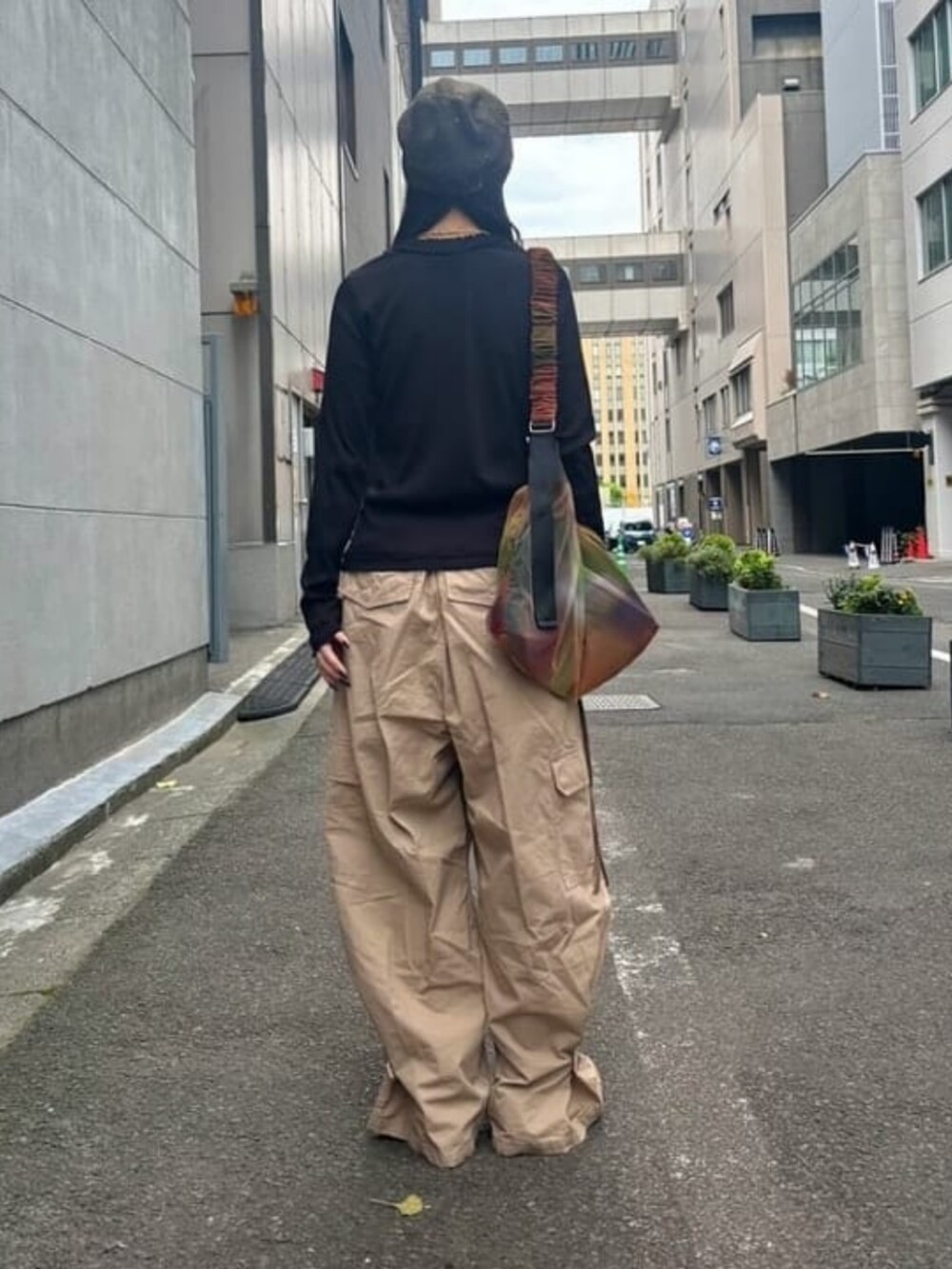 その他のショルダーバッグ、ブラック系のTシャツ/カットソー、ベージュ系のカーゴパンツを着用したレディースの夏コーディネートの2枚目の写真