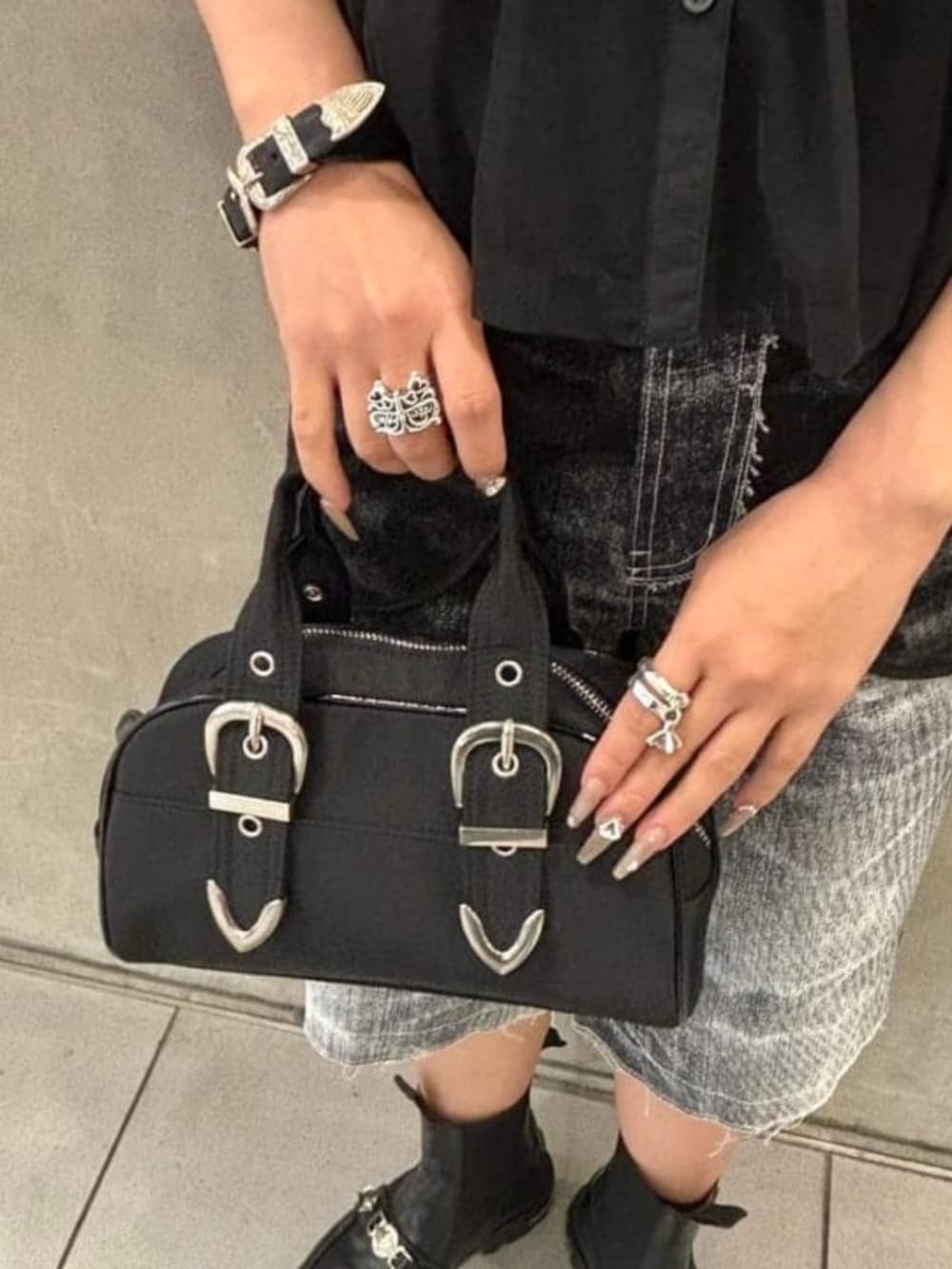 ブラック系のボストンバッグ、ブラック系のシャツ/ブラウスを着用したレディースの春コーディネートの3枚目の写真