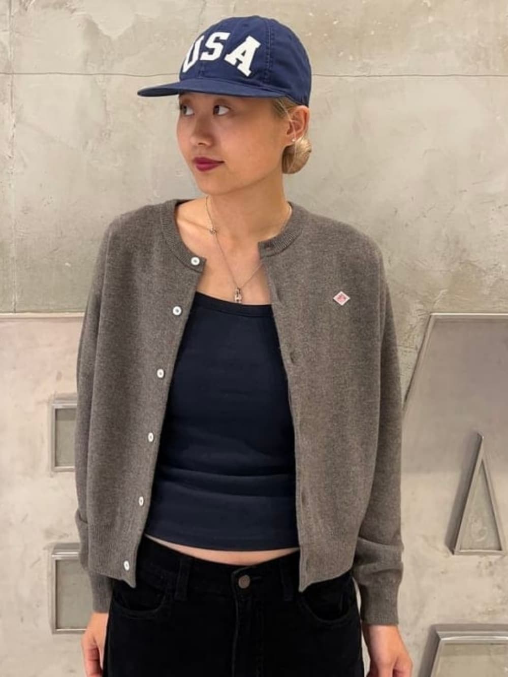 グリーン系のカーディガン/ボレロ、ブラック系のその他パンツを着用したレディースの秋コーディネートの2枚目の写真