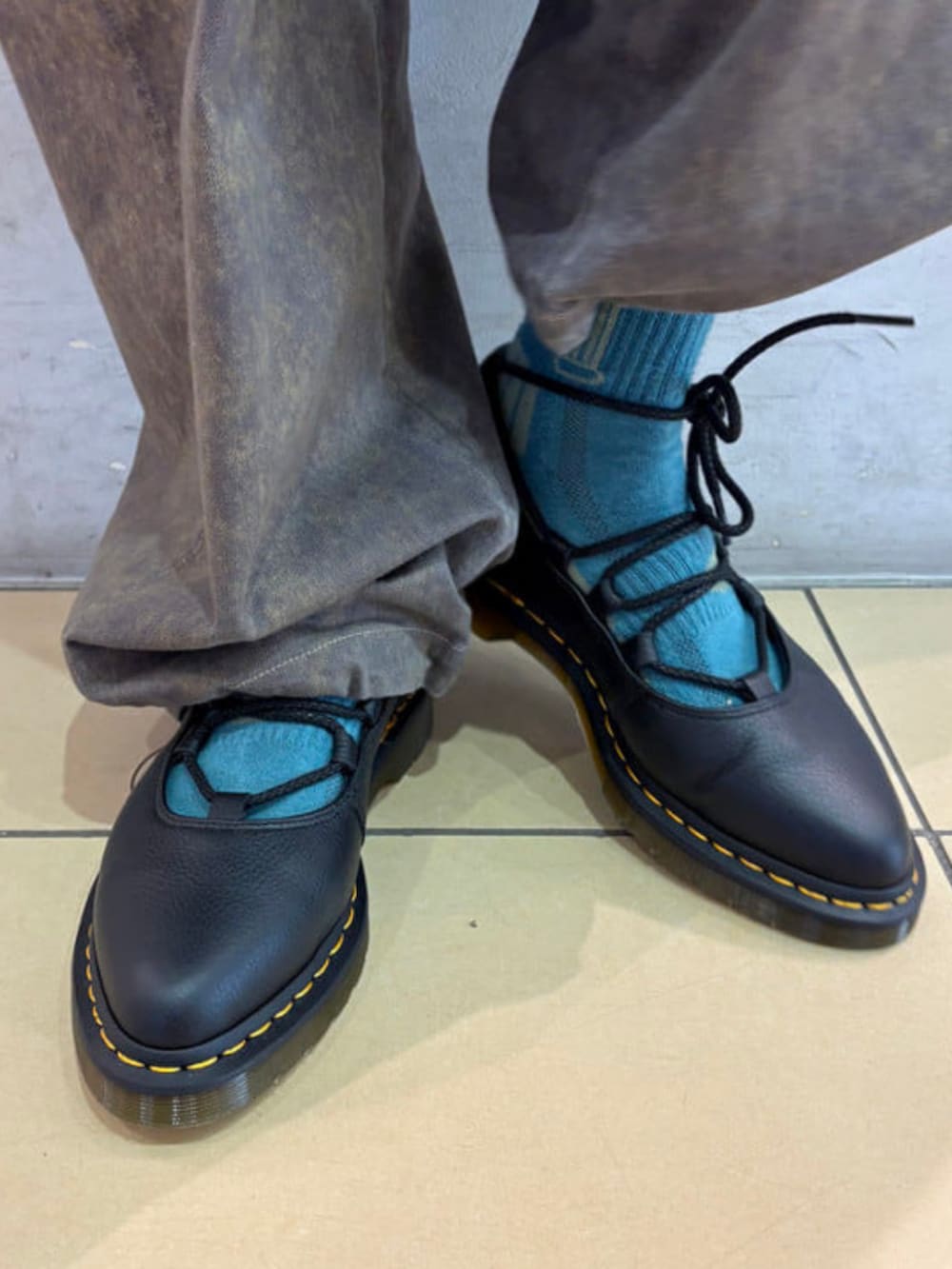 ホワイト系のポロシャツ、ホワイト系のニットキャップ/ビーニーを着用したレディースの春コーディネートの3枚目の写真