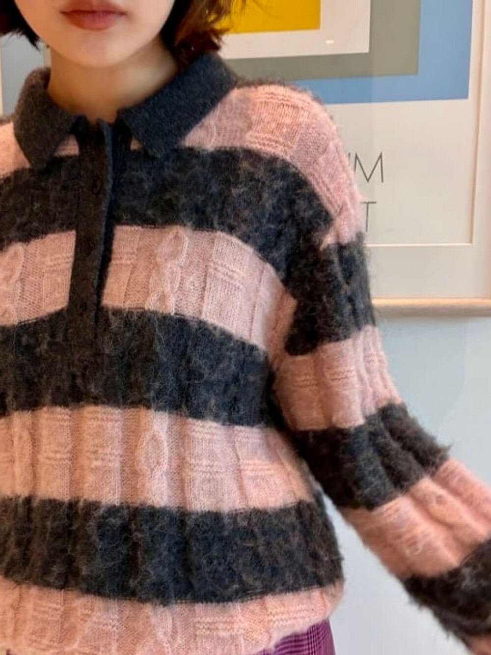 ピンク系のニット/セーターを着用したレディースの秋コーディネートの3枚目の写真