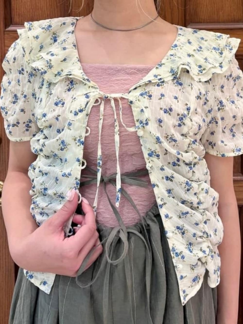 ホワイト系のシャツ/ブラウス、グレー系のサロペット/オーバーオール、ブラック系のスニーカーを着用したレディースの夏コーディネートの3枚目の写真