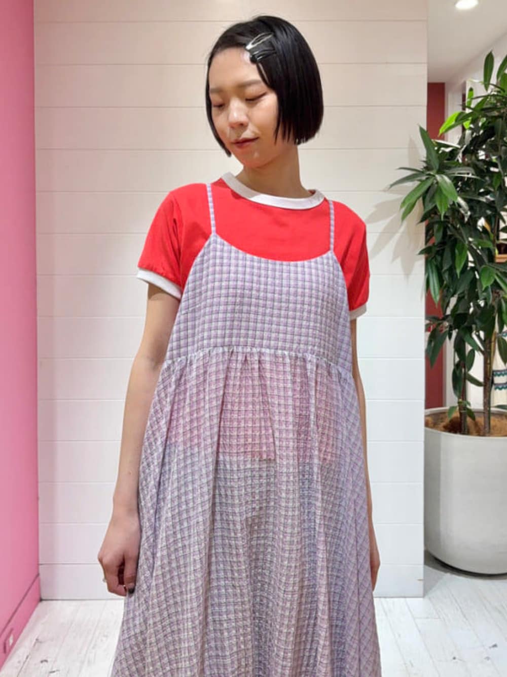 レッド系のTシャツ/カットソー、パープル系のワンピース、ホワイト系のスニーカーを着用したレディースの春コーディネートの2枚目の写真