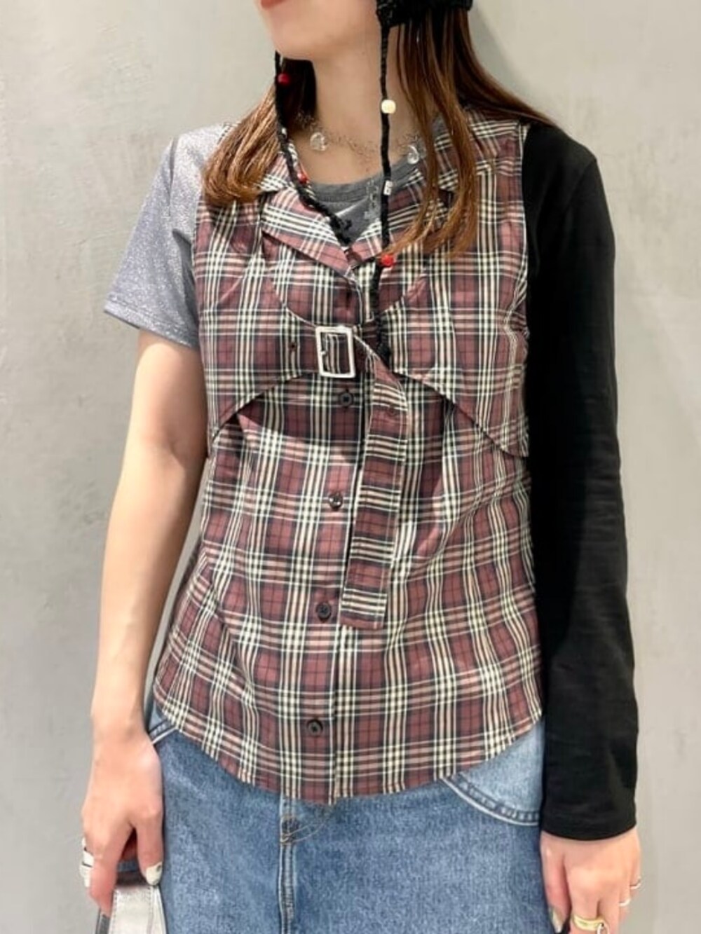 ブラウン系のシャツ/ブラウス、グレー系のTシャツ/カットソー、ブルー系のデニムスカートを着用したレディースの春コーディネートの2枚目の写真