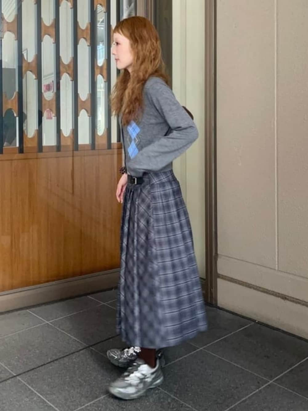 シルバー系のカーディガン/ボレロ、シルバー系のスカート、ブラウン系のトートバッグを着用したレディースの秋コーディネートの2枚目の写真