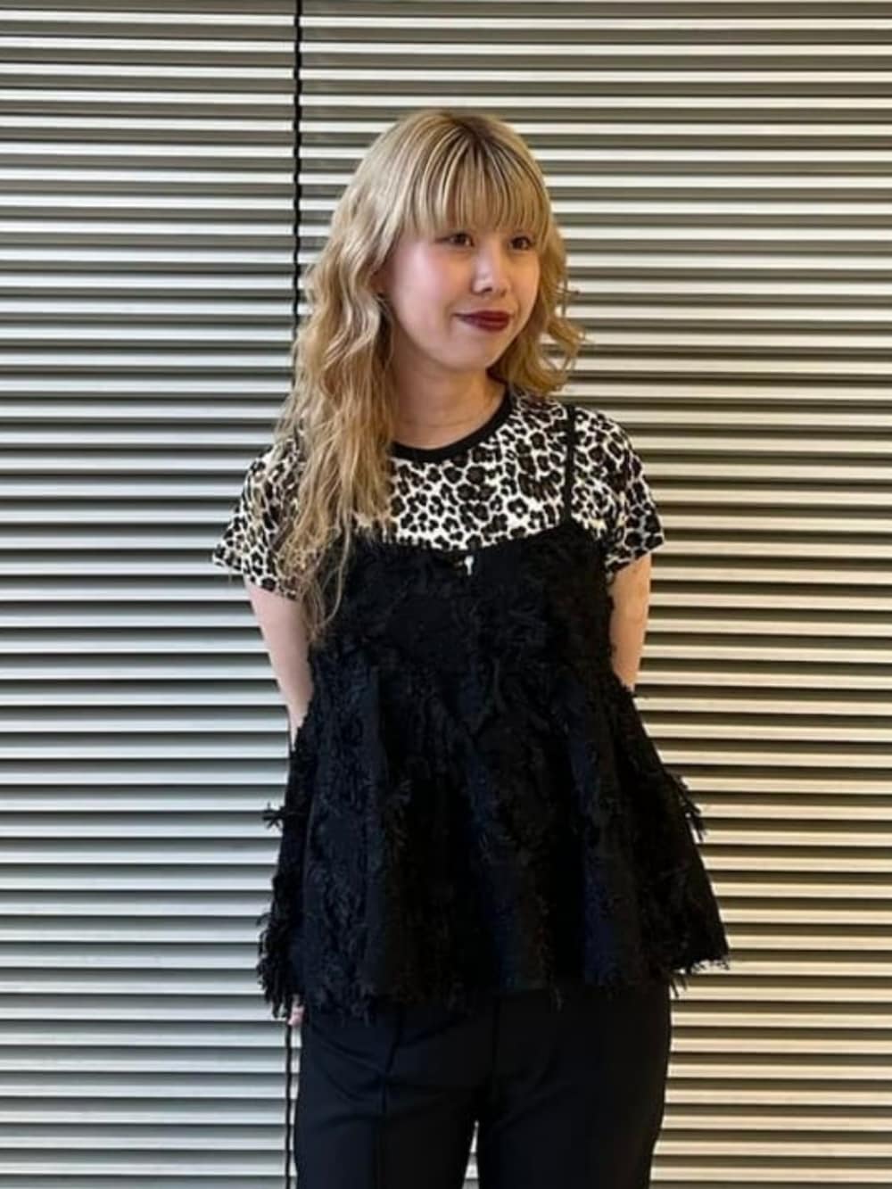 ベージュ系のTシャツ/カットソー、ブラック系のキャミソール、ブラック系のその他パンツを着用したレディースの夏コーディネートの2枚目の写真