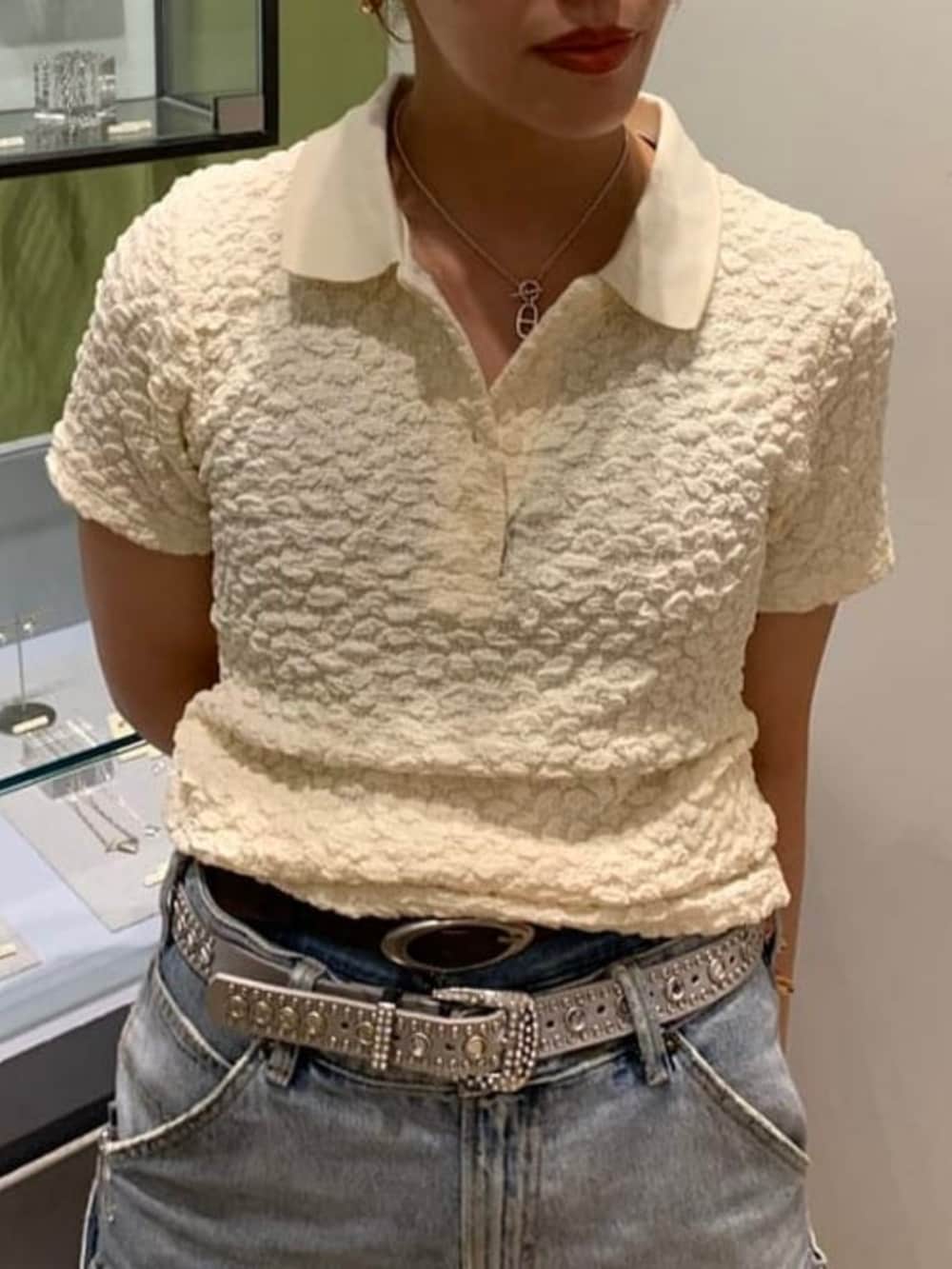 ブラウン系のトートバッグ、ホワイト系のTシャツ/カットソー、ブラウン系のブーツを着用したレディースの春コーディネートの4枚目の写真