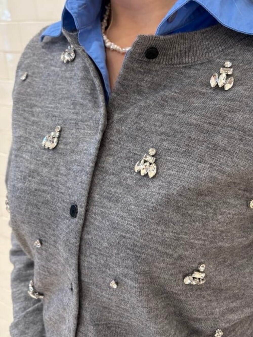 ブラック系のハンドバッグ、シルバー系のカーディガン/ボレロ、グレー系のその他パンツを着用したレディースの秋コーディネートの2枚目の写真