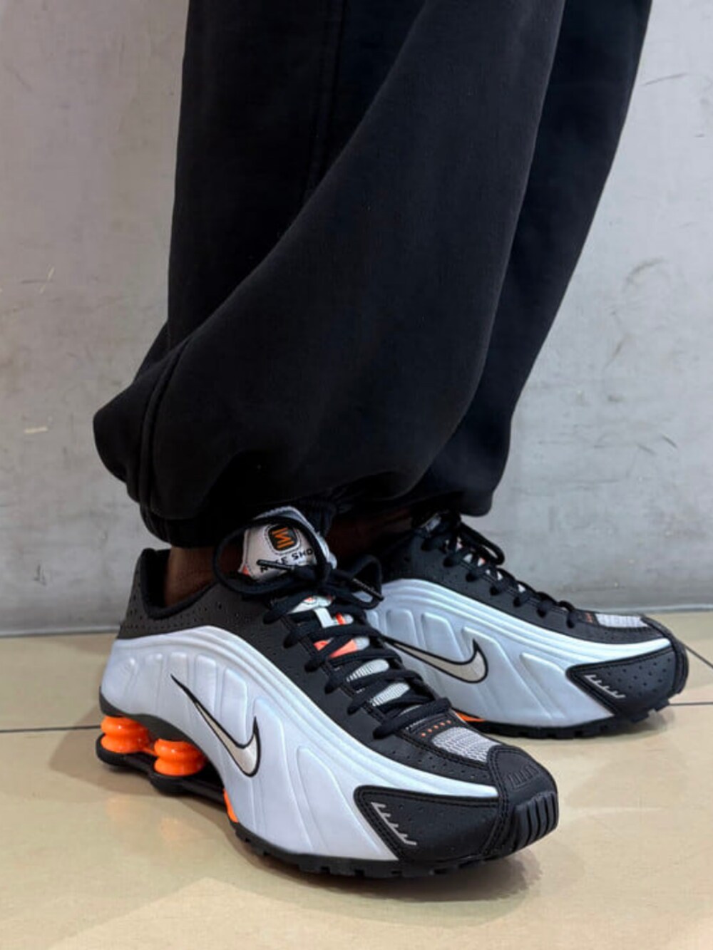 ブラック系のTシャツ/カットソー、ブルー系のスニーカーを着用したレディースの夏コーディネートの2枚目の写真