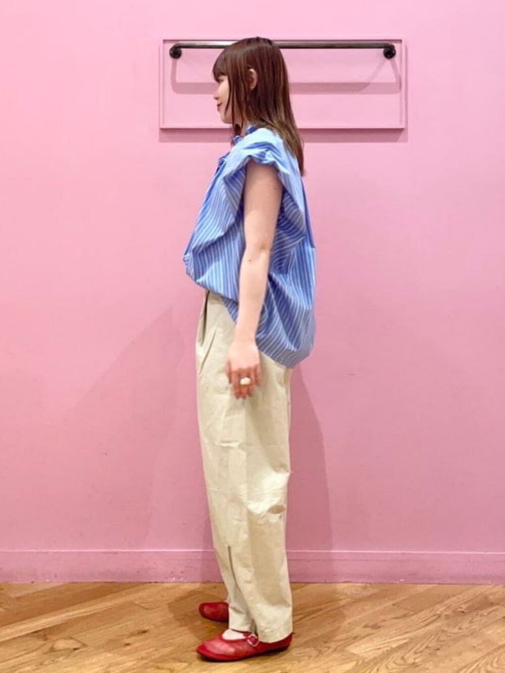 ブラック系のその他シューズ、ブルー系のシャツ/ブラウス、ベージュ系のその他パンツを着用したレディースの夏コーディネートの2枚目の写真