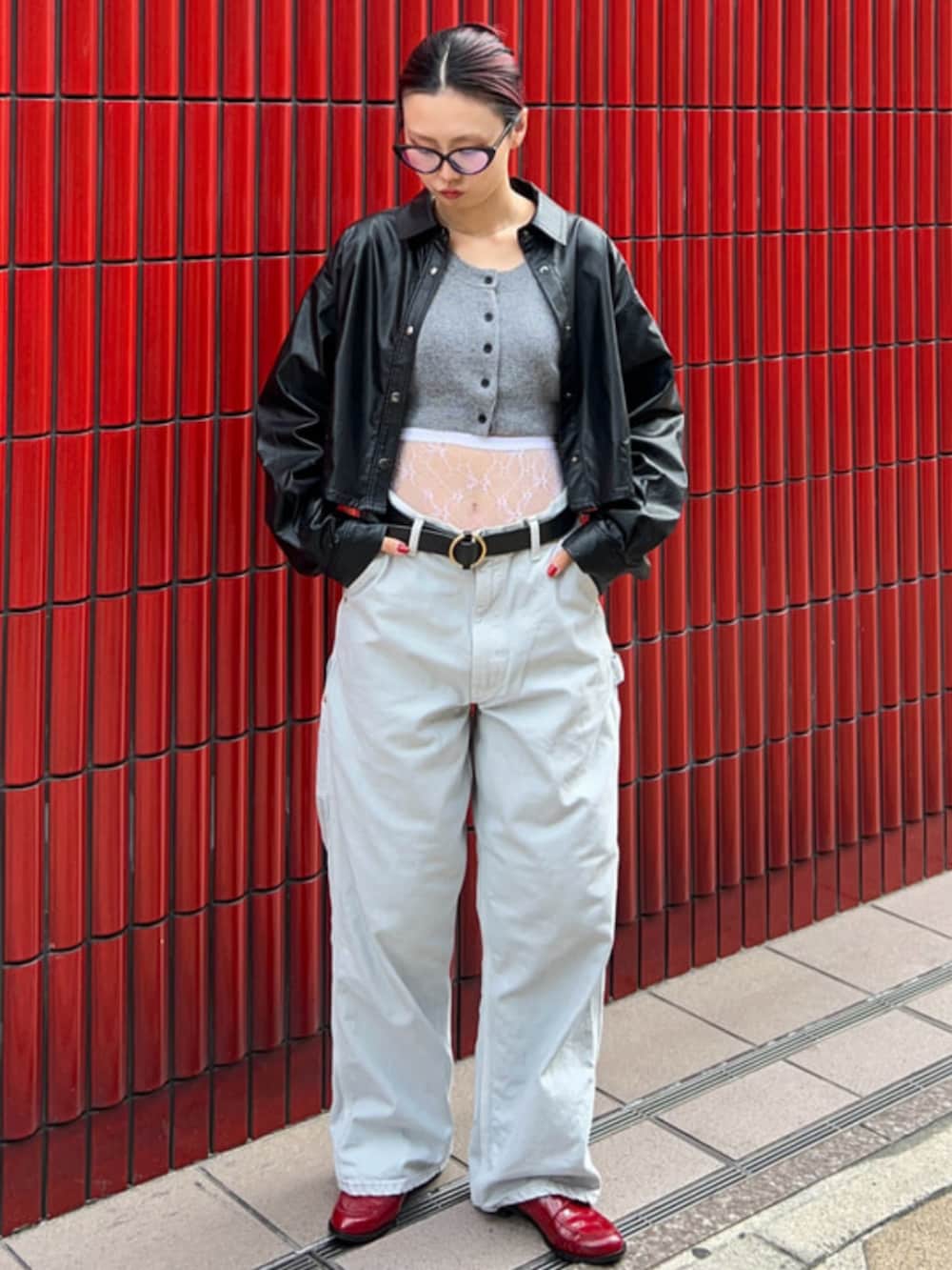 シルバー系のカーディガン/ボレロ、ブラック系のシャツ/ブラウス、グレー系のその他パンツを着用したレディースの秋コーディネートの2枚目の写真