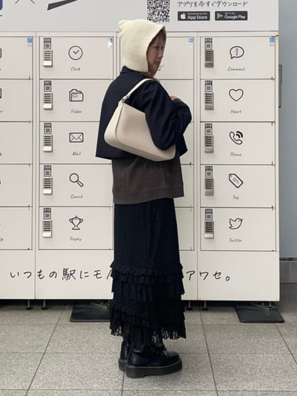 グレー系のTシャツ/カットソー、ブラック系のテーラードジャケット、ブラック系のスカートを着用したレディースの冬コーディネートの2枚目の写真