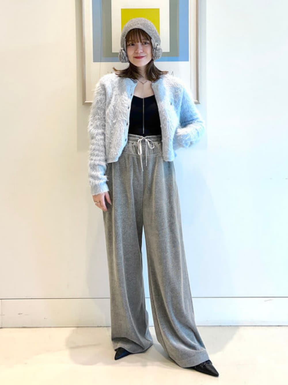 ブルー系のカーディガン/ボレロ、グレー系のスウェットパンツ、グレー系のニットキャップ/ビーニーを着用したレディースの秋コーディネートの2枚目の写真