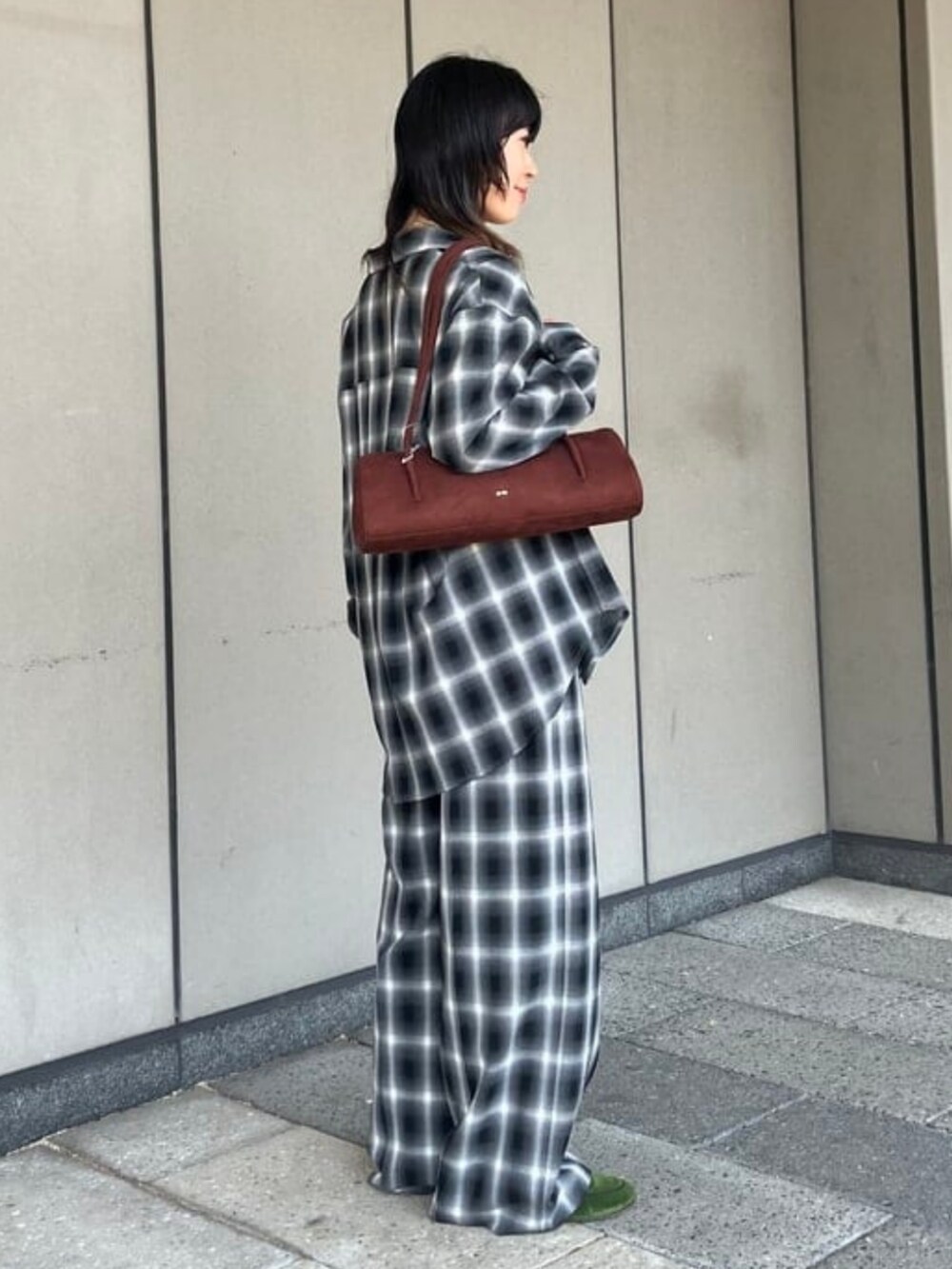 ブラウン系のトートバッグ、ブラック系のその他パンツ、ブラック系のシャツ/ブラウスを着用したレディースの秋コーディネートの2枚目の写真