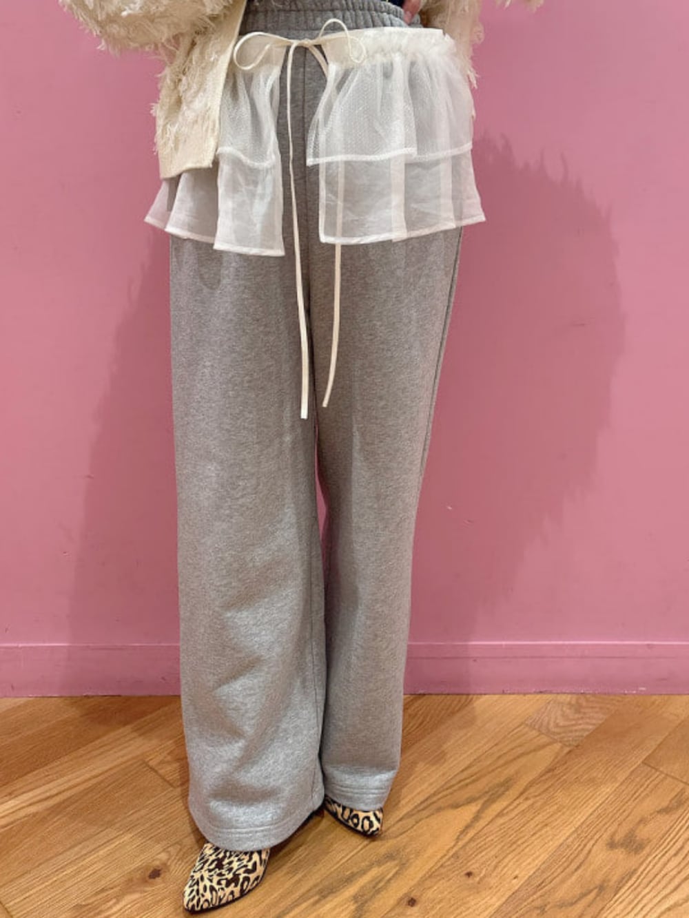 シルバー系のスウェットパンツ、ホワイト系のカーディガン/ボレロ、グレー系のニットキャップ/ビーニーを着用したレディースの秋コーディネートの3枚目の写真