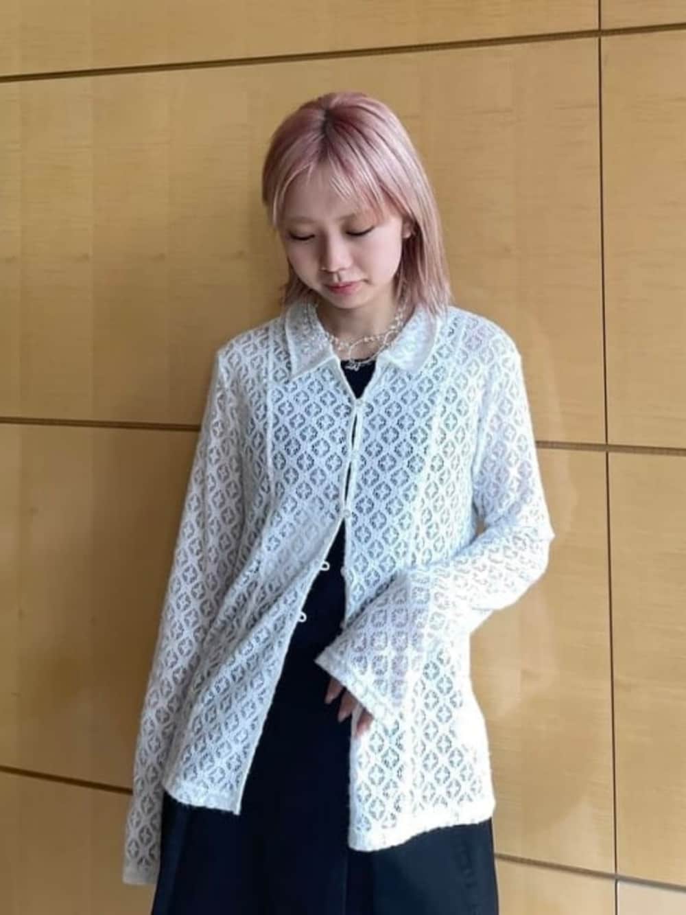 ホワイト系のシャツ/ブラウス、ブラウン系のサンダル、ブラウン系のトートバッグを着用したレディースの秋コーディネートの2枚目の写真