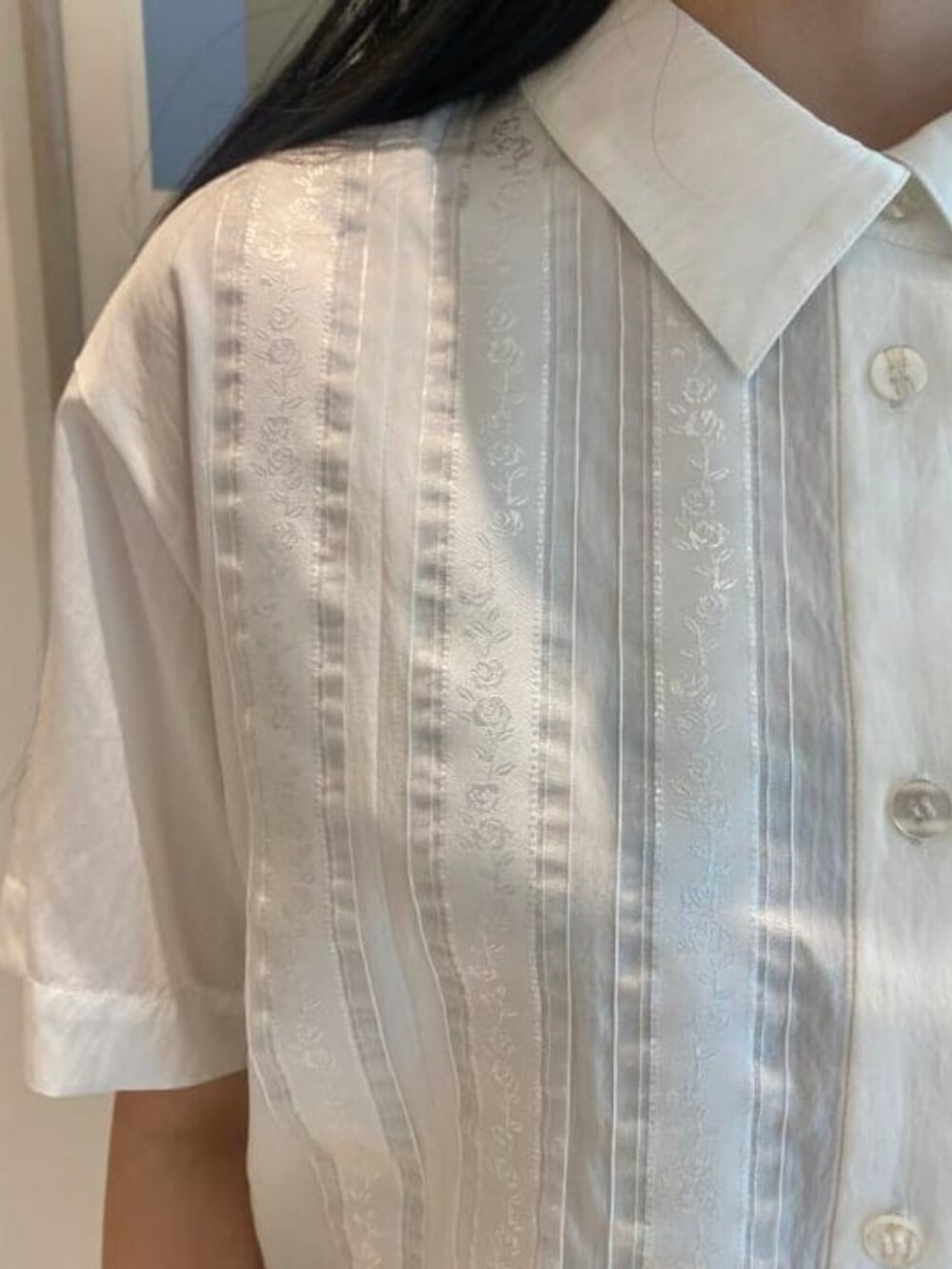 ホワイト系のシャツ/ブラウス、ブラック系のスカートを着用したレディースの夏コーディネートの3枚目の写真