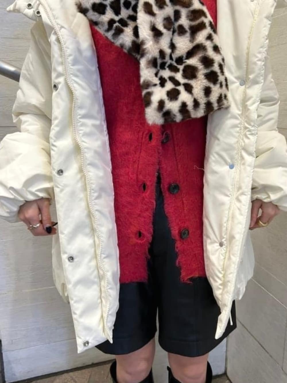 レッド系のカーディガン/ボレロ、ホワイト系のブルゾン、その他のマフラーを着用したレディースの冬コーディネートの2枚目の写真