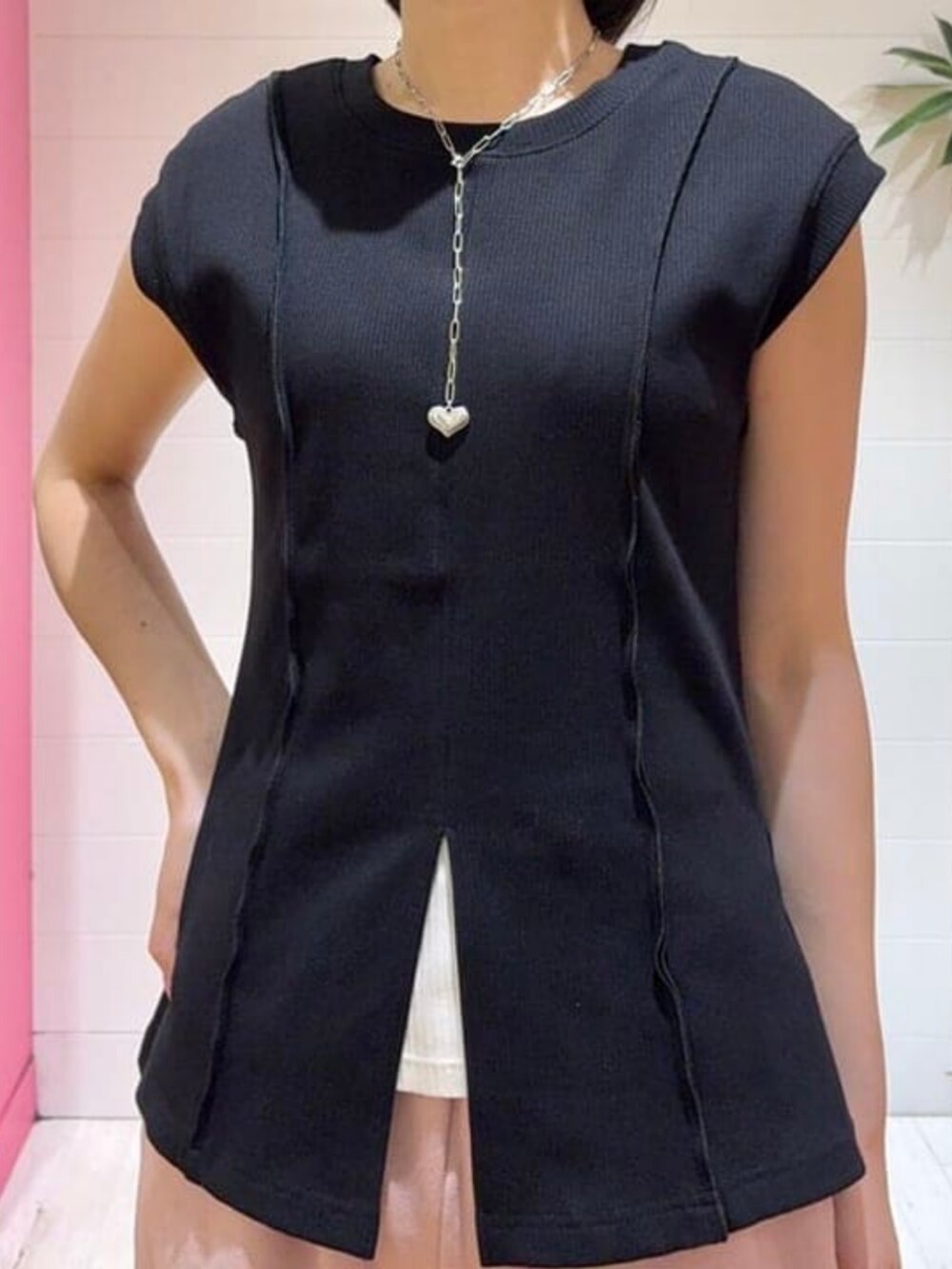 ピンク系のスウェットパンツ、ブラック系のTシャツ/カットソー、ブラック系のトートバッグを着用したレディースの夏コーディネートの3枚目の写真