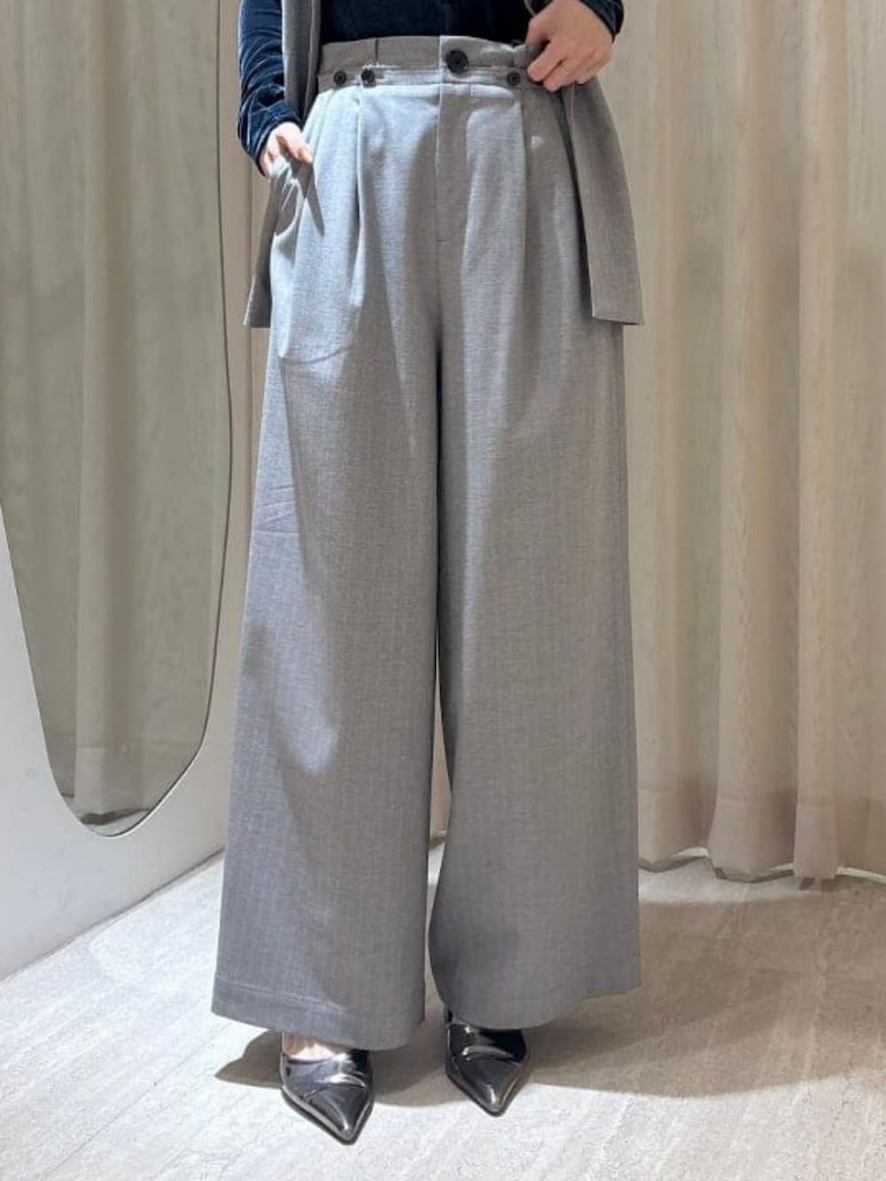 シルバー系のその他パンツ、シルバー系のベスト、ブラック系のパンプスを着用したレディースの秋コーディネートの3枚目の写真