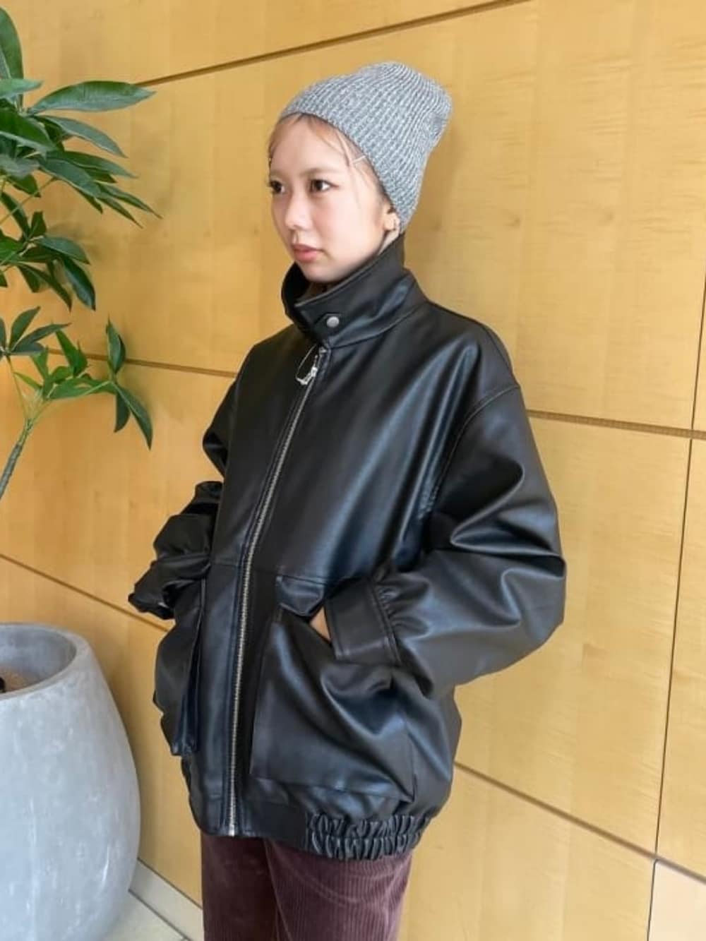 ブラウン系のその他パンツ、ブラック系のトートバッグ、ブラック系のブルゾンを着用したレディースの秋コーディネートの3枚目の写真