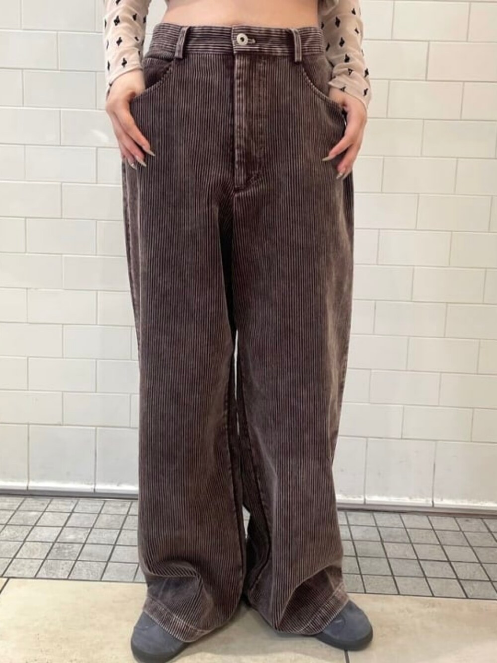 ブラック系のトートバッグ、ベージュ系のTシャツ/カットソー、ブラウン系のその他パンツを着用したレディースの夏コーディネートの3枚目の写真