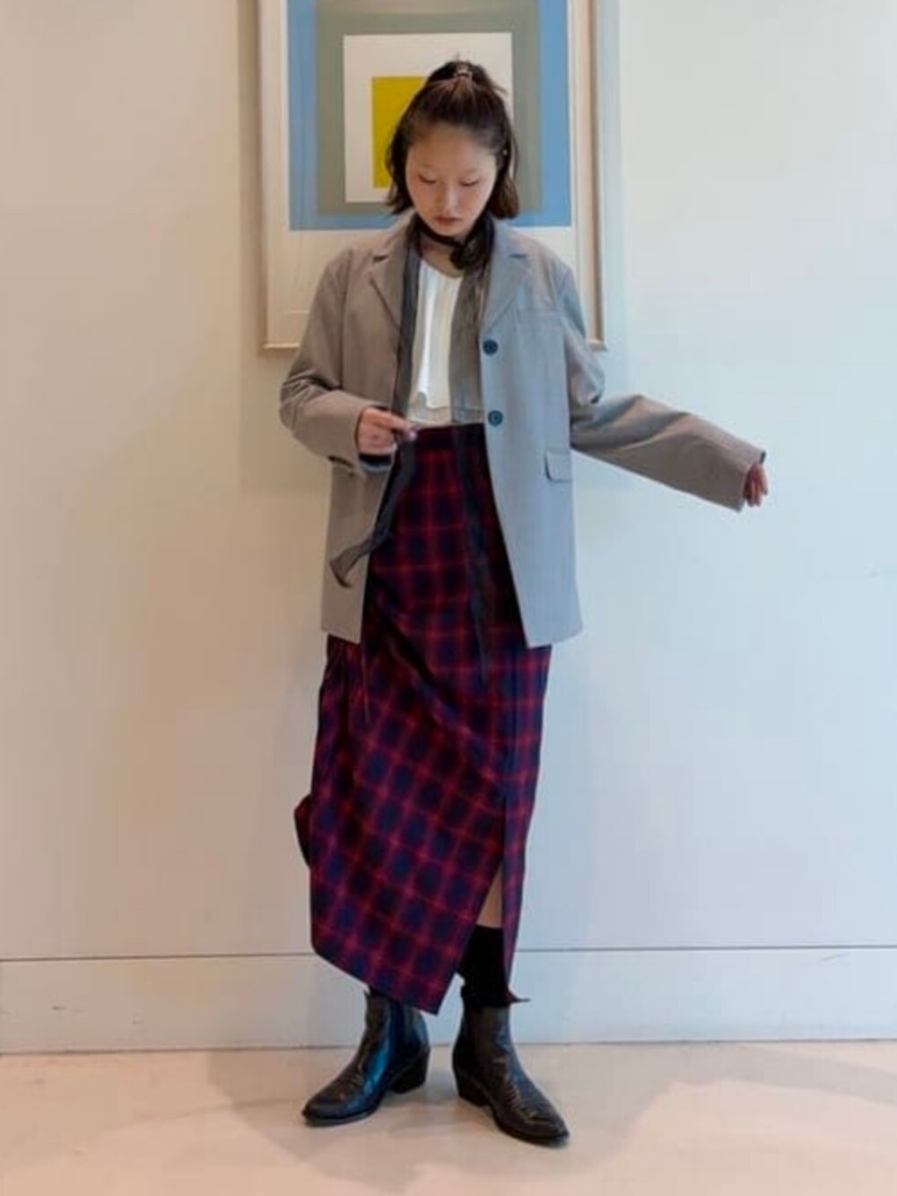 レッド系のスカート、シルバー系のテーラードジャケット、ホワイト系のシャツ/ブラウスを着用したレディースの秋コーディネートの2枚目の写真