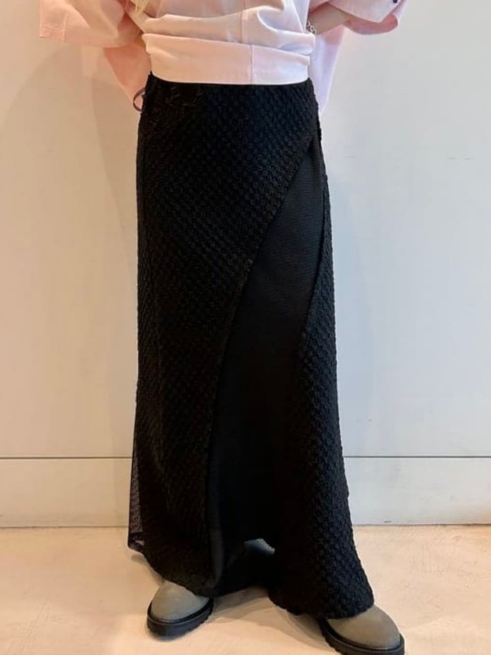 ブラック系のショルダーバッグ、ピンク系のTシャツ/カットソー、ブラック系のスカートを着用したレディースの春コーディネートの4枚目の写真