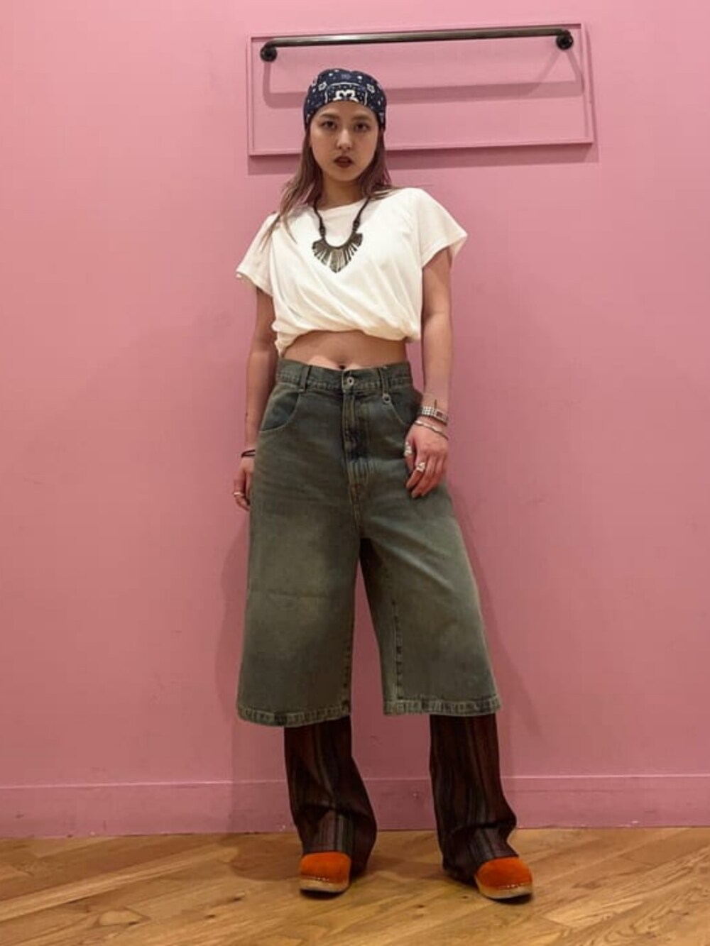 ホワイト系のTシャツ/カットソー、ブルー系のデニムパンツを着用したレディースの夏コーディネートの2枚目の写真