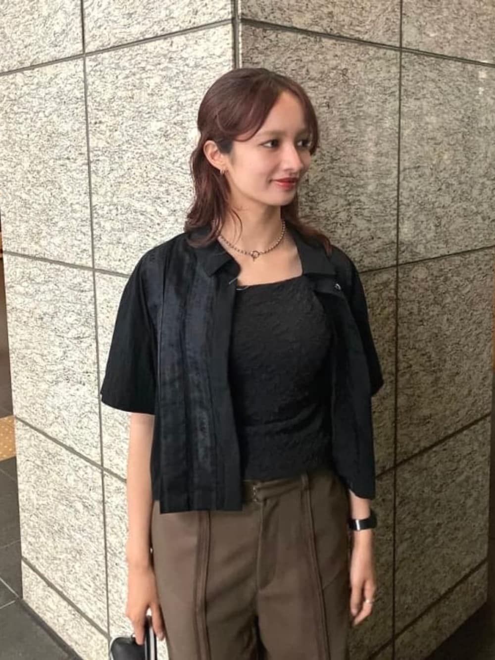 「Ray BEAMS、レース、レースブラウス、スラックス、スラックスコーデ、アースカラー、夏コーデ、オトナカジュアル」｜「Ray BEAMSのワンハンドル　バッグ（ハンドバッグ、ブラック系）」を使った、Ray BEAMSさん（レディース・163cm）の夏コーディネートの2枚目の写真