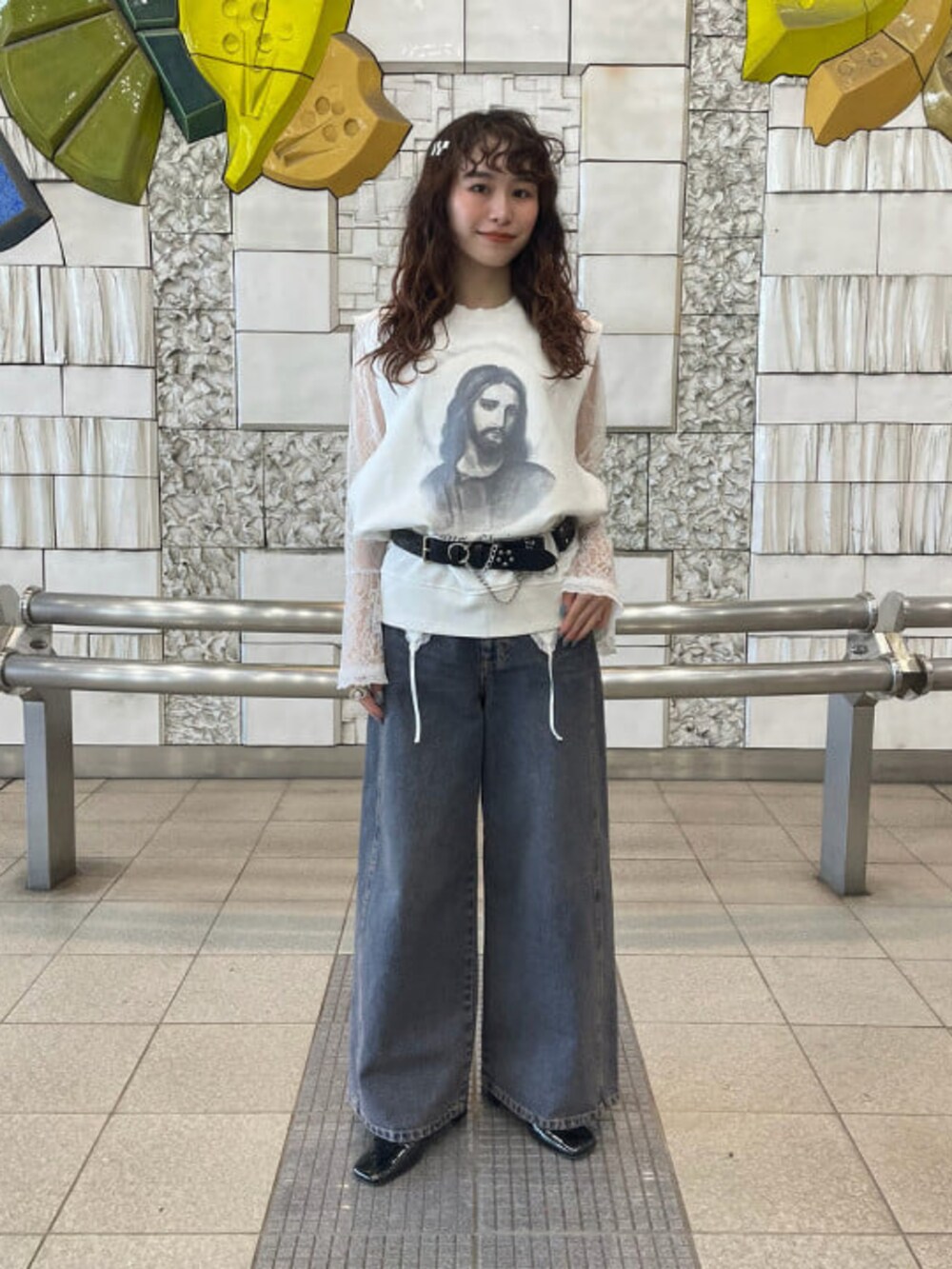 ブラック系のパンプス、ホワイト系のシャツ/ブラウス、ブルー系のデニムパンツを着用したレディースの春コーディネートの2枚目の写真