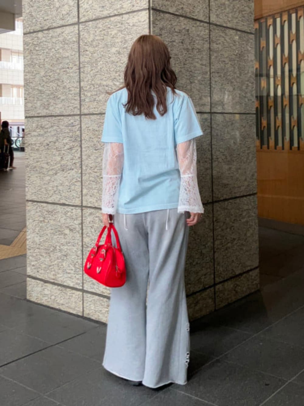 グレー系のスウェットパンツ、レッド系のボストンバッグ、ブルー系のTシャツ/カットソーを着用したレディースの夏コーディネートの2枚目の写真