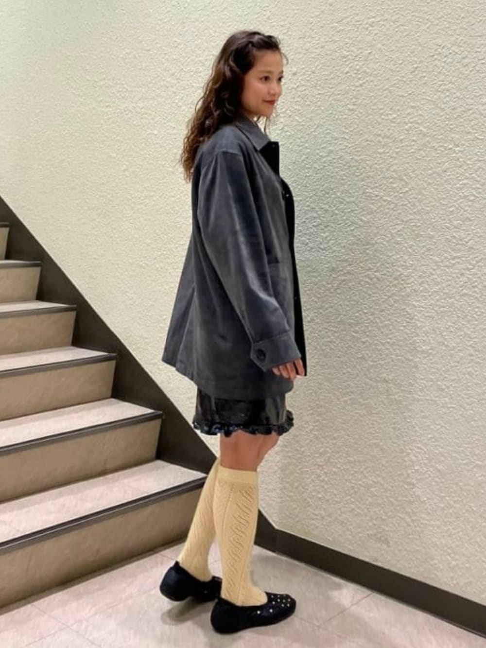 ブラック系のトートバッグ、レッド系のTシャツ/カットソー、グレー系のその他アウターを着用したレディースの秋コーディネートの2枚目の写真