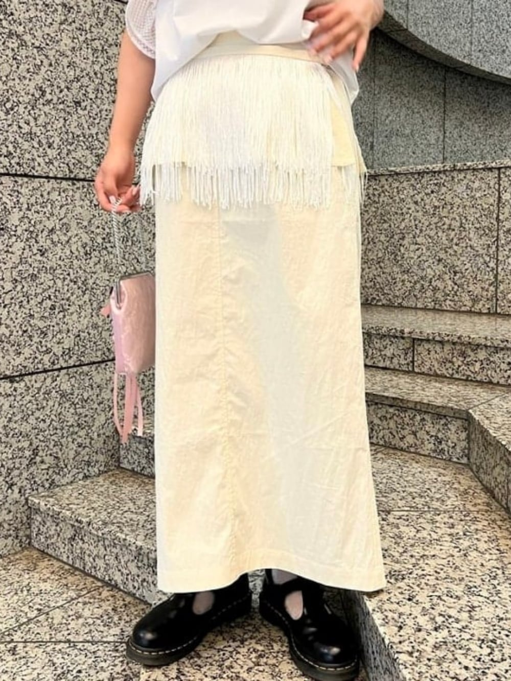 ホワイト系のTシャツ/カットソー、ホワイト系のスカート、シルバー系のネックレスを着用したレディースの春コーディネートの3枚目の写真