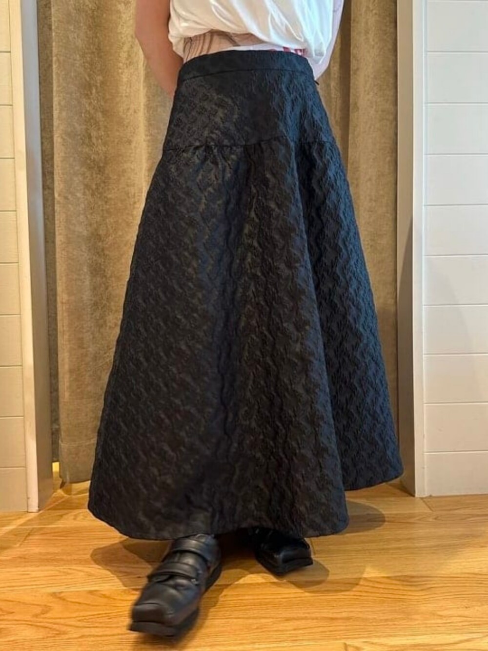 ホワイト系のTシャツ/カットソー、ブラック系のスカートを着用したレディースの夏コーディネートの3枚目の写真