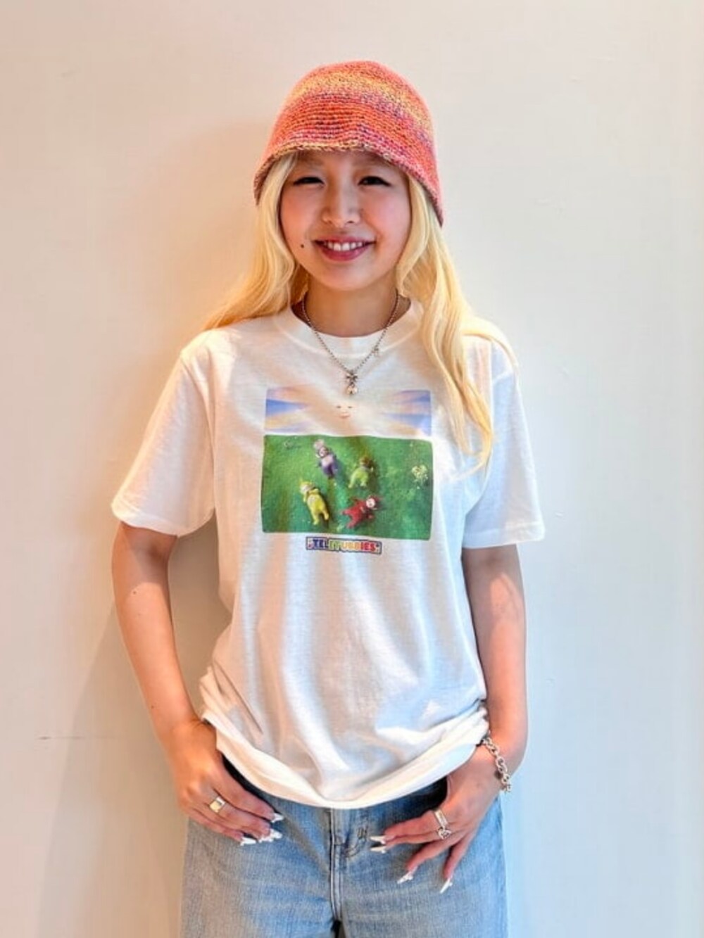 ブルー系のデニムパンツ、ホワイト系のTシャツ/カットソーを着用したレディースの夏コーディネートの3枚目の写真