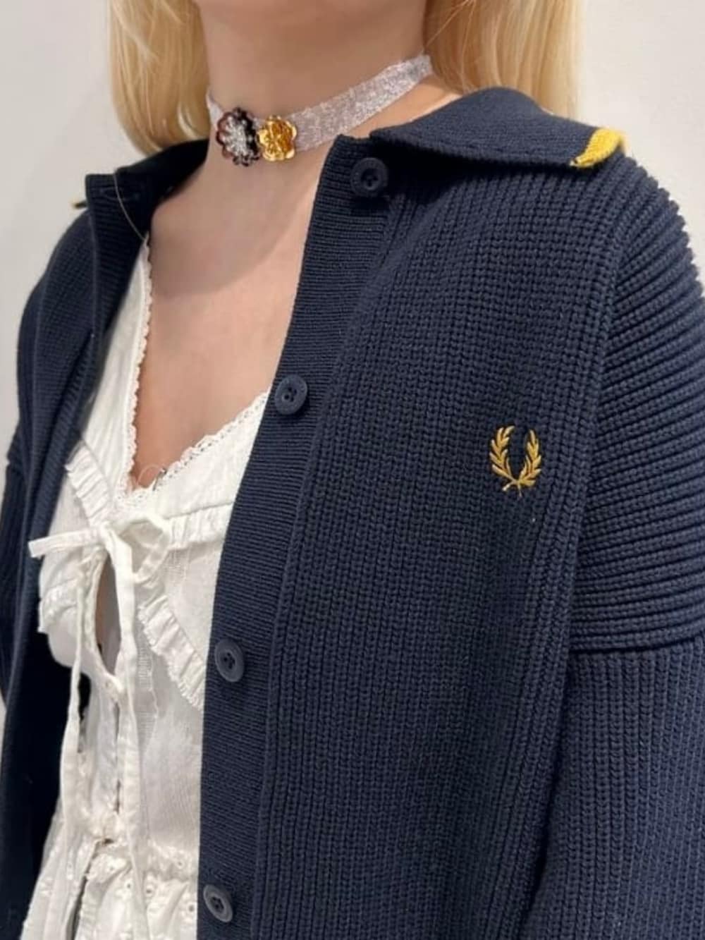 ブルー系のカーディガン/ボレロ、ホワイト系のシャツ/ブラウス、グレー系のスラックスを着用したレディースの夏コーディネートの3枚目の写真