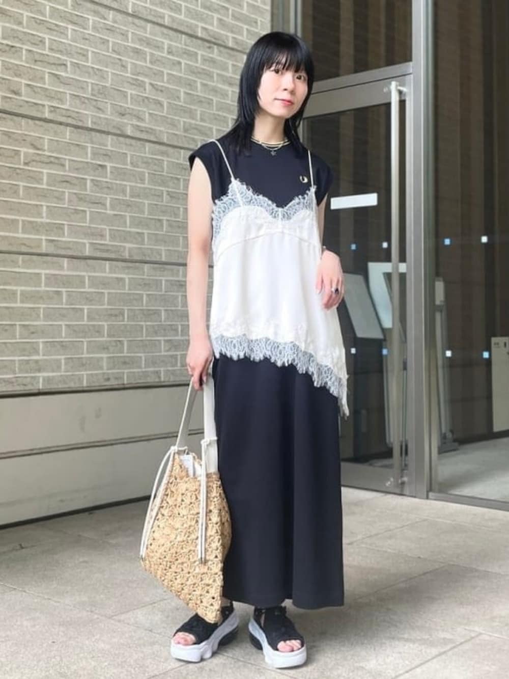 ブラック系のワンピース、ホワイト系のシャツ/ブラウス、ホワイト系のトートバッグを着用したレディースの夏コーディネートの2枚目の写真
